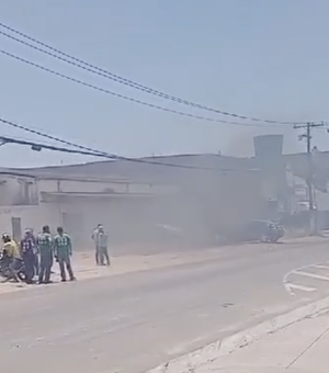 [Vídeo] Carro pega fogo no Distrito Industrial de Maceió