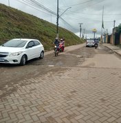Buracos na AL-220 e em ruas de acesso à rodovia dificultam a passagem de veículos em Arapiraca