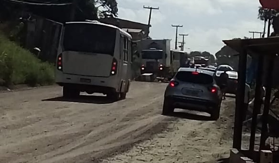 Moradores bloqueiam rodovia AL 101 Norte em Maragogi