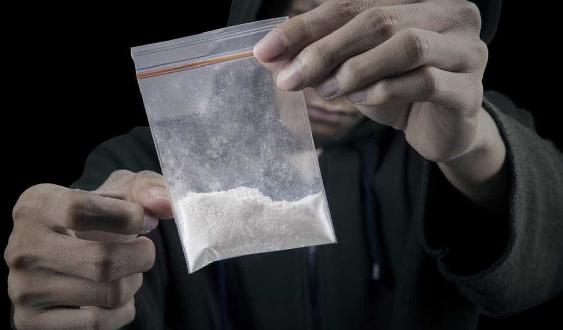 Jovem é preso com pacote de cocaína na parte alta de Maceió