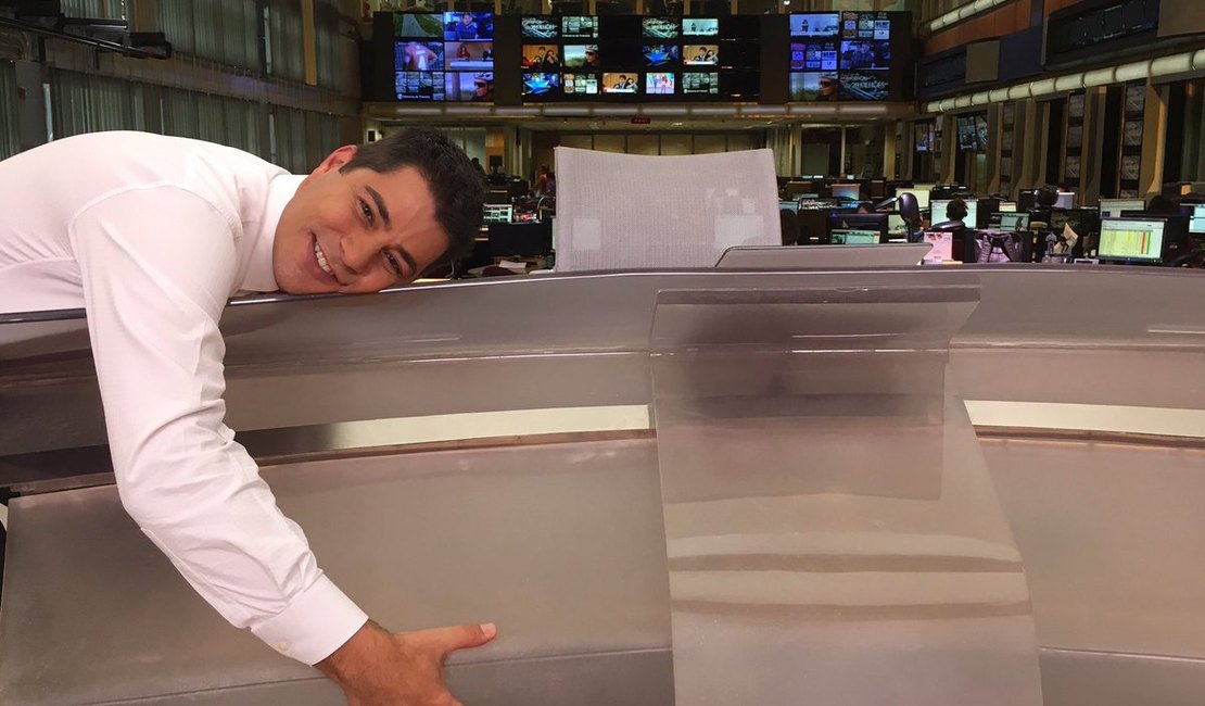 Evaristo Costa festeja volta ao 'Jornal Hoje' abraçando a bancada: 'Saudade'
