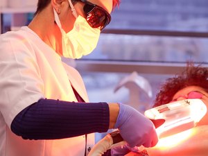 Empresa de depilação a laser deve indenizar cliente por queimaduras