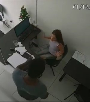 Vídeo mostra suspeito entrando em loja e levando celular de atendente