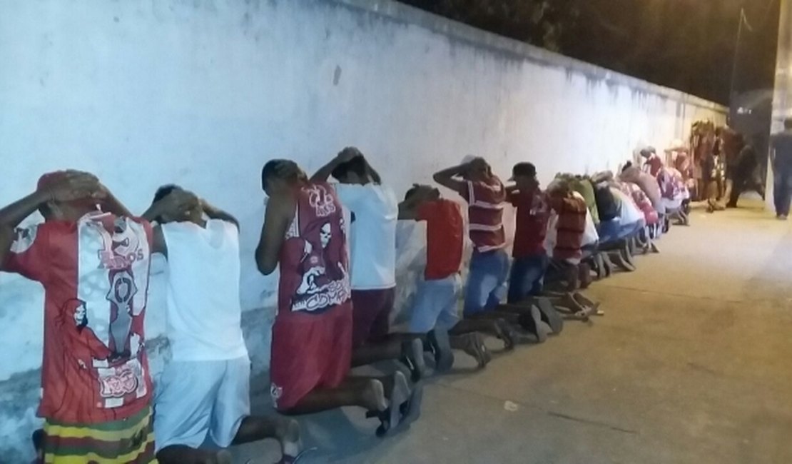 Vídeo: Membros de torcida organizada promovem arrastão em frente à Central de Flagrantes
