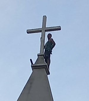 Homem está há mais de 12 horas na torre da Igreja Santo Antônio, nas Cacimbas