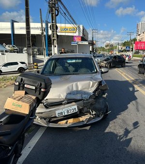 Acidente envolvendo dois carros deixa ferido na Av. Gustavo Paiva