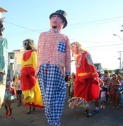 Bonecos da Cidade mantém vivo o carnaval de rua da Ponta da Terra