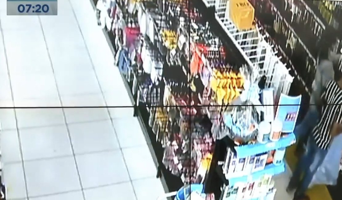 [Vídeo] Câmeras flagram casal furtando escovas de cabelo no Centro de Maceió