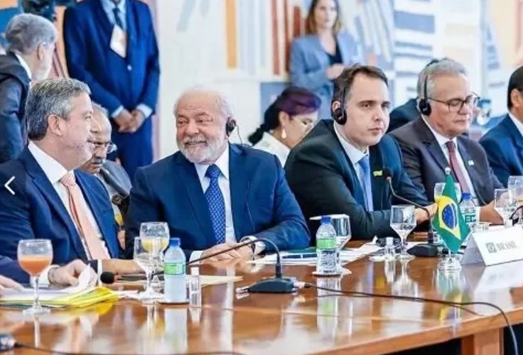 Renan Calheiros faz caras e bocas ao ver Lula e Arthur Lira lado a lado em sintonia