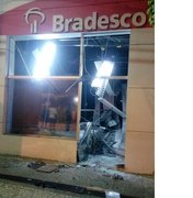 [Vídeo] Bandidos armados e encapuzados explodem agência do Bradesco