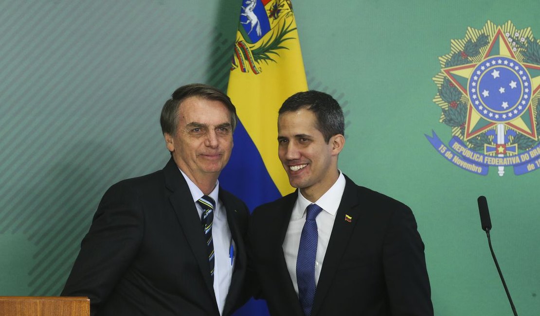 Bolsonaro diz que vai atuar para restabelecer democracia na Venezuela