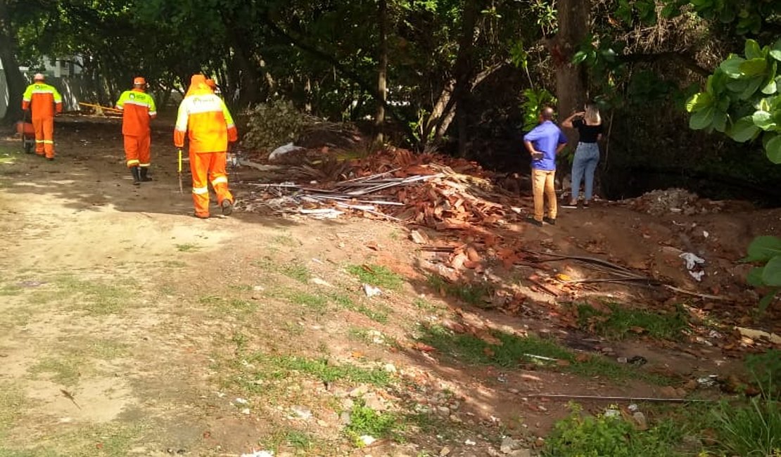 Prefeitura de Maceió realiza ação de limpeza do mangue, em Jacarecica