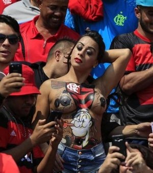 Torcedora do Flamengo vai seminua para jogo e com camisa pintada no corpo