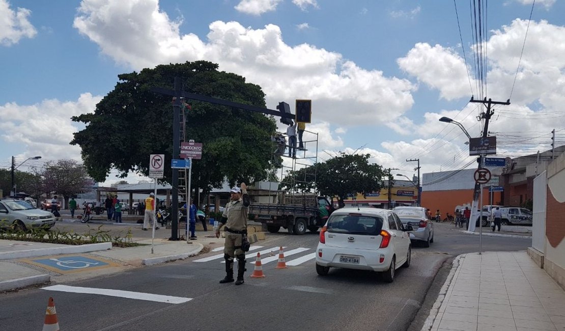 Trânsito na rotatória da Praça Lions recebe melhorias da SMTT Arapiraca