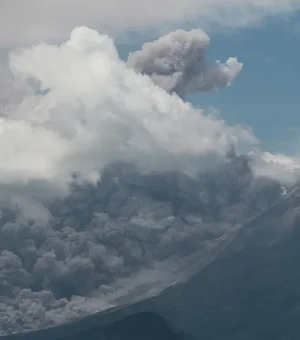 Vulcão entra em erupção na Indonésia e cobre vilarejos de cinzas