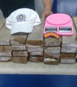 Após abordagem, polícia apreende 26 kg de maconha em Maceió