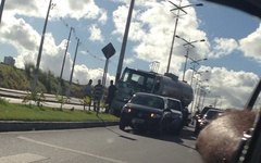 Colisão entre caminhão e dois carros ocupa uma das faixas da Avenida Josefa de Melo 