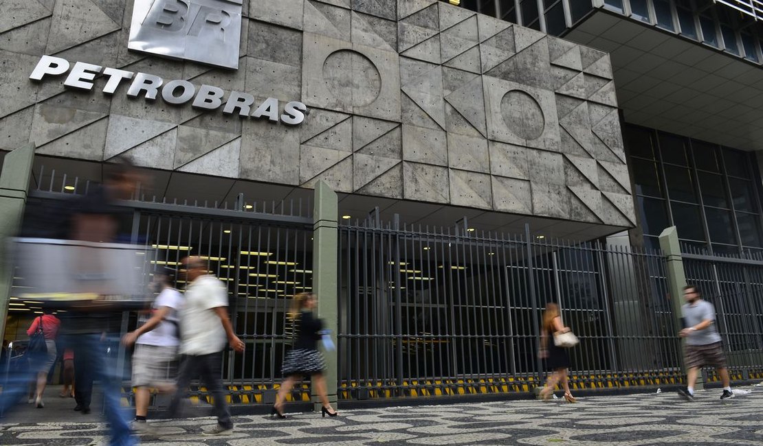 Bolsonaro diz que troca na Petrobras é natural e prega previsibilidade