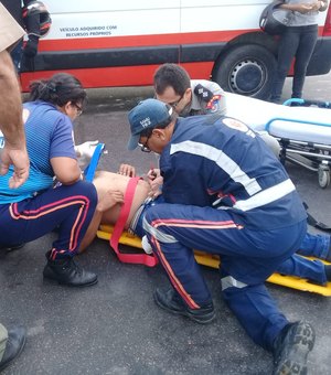 [Vídeo] Acidente entre carro e motocicleta deixa uma ferido em Arapiraca