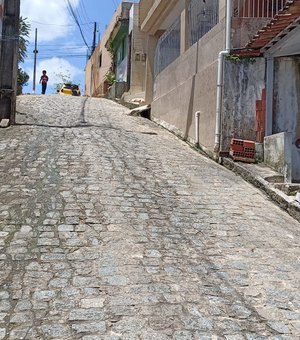 Cano quebrado deixa rua escorregadia e causa perigo em Porto Calvo