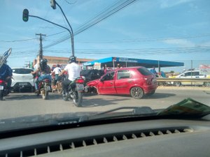 Motorista aparentemente embriagado causa acidente e foge em Arapiraca