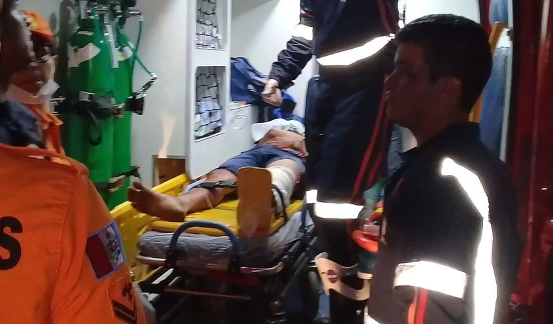 [Vídeo] Colisão entre carro e motocicleta deixa dois gravemente feridos