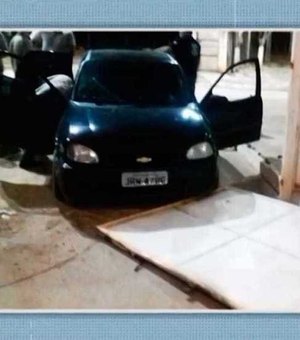 Homem derruba portão de presídio com carro para tentar soltar filho
