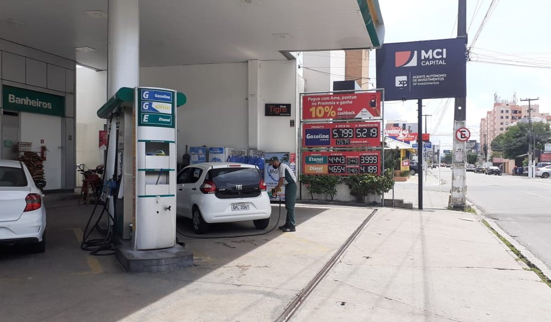 Preço alto da gasolina obriga motoristas a abastecer menos na capital