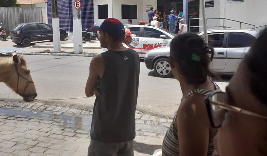 Polícia prende três suspeitos de invadirem escola e posto de saúde em Arapiraca