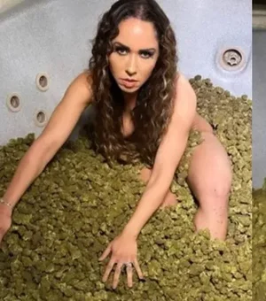 Mulher Melão mergulha em 50 kg de maconha para novo ensaio: 'Mulher Cannabis'
