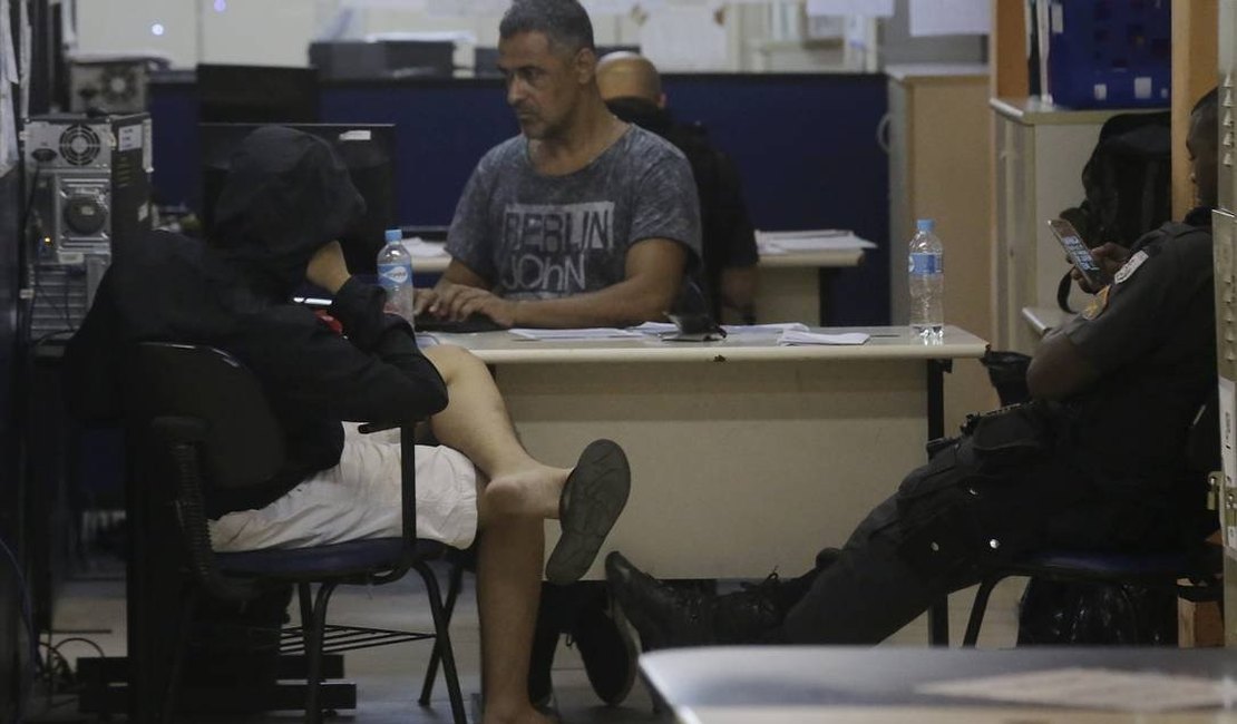 Aluno gritou 'o mundo é nosso' antes de esfaquear colega em escola no Rio