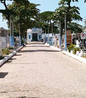 Polícia encontra drogas enterradas em cemitério de Maceió