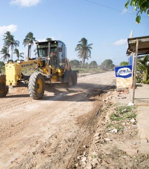 Ruas do bairro Nova Esperança recebem serviços de terraplanagem