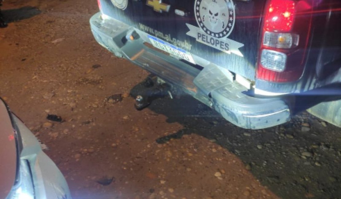 Condutor embriagado colide veículo na traseira de viatura da PM em Penedo e acaba preso
