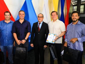Marx Beltrão destaca parceria que vai ampliar alcance do Programa do Leite em Maceió