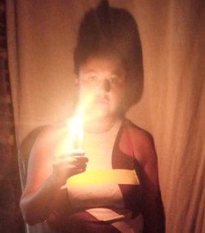 [Vídeo] Dona de casa de Arapiraca precisa de ajuda para sair da escuridão