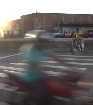[Vídeo] Pedestres arriscam a vida ao atravessar faixa perto de curva na AL-110 em frente ao DER
