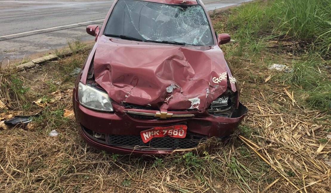 Carro colide com moto na AL-105, em Matriz do Camaragibe