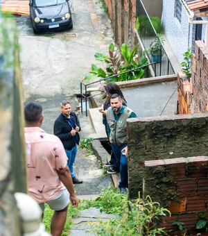 Leonardo Dias solicita reforma de escadaria sem estrutura adequada há cerca de 20 anos