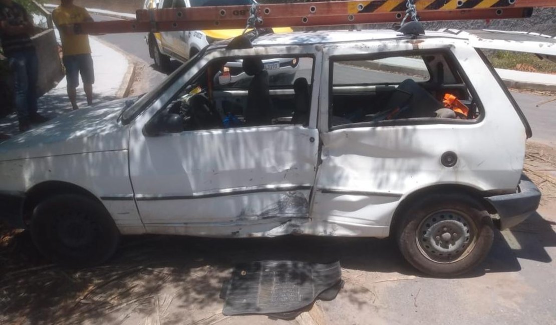 Acidente entre moto e carro deixa dois feridos em Marechal Deodoro