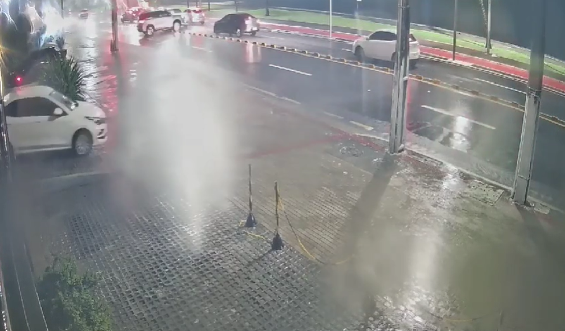 [Vídeo] Câmera registra momento em que motorista de BMW colide na Jatiúca