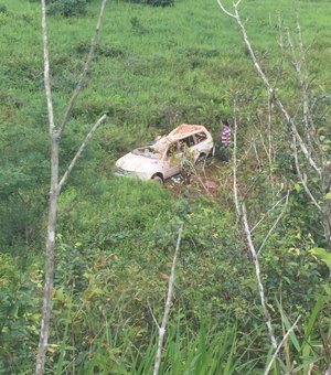 Motorista de Cícero Cavalcante perde controle da direção e veículo cai em ribanceira na AL-105