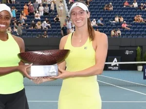 Luisa Stefani celebra conquista em Abu Dhabi e elogia dupla: 'Aprendi com ela'