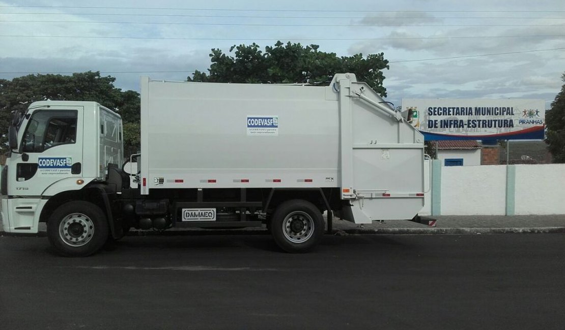 Piranhas é contemplada com caminhão coletor e compactador de lixo