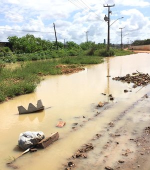 [Vídeo] Sem drenagem, rua do bairro Verdes Campos fica alagada com chuvas