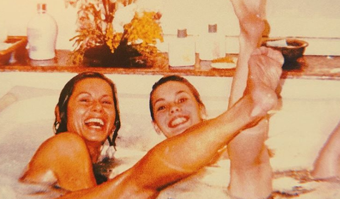 Foto de Vera Fischer em banheira com atriz da Globo dá o que falar