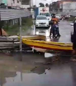 Pescadores fecham rua no bairro do Bebedouro em Maceió