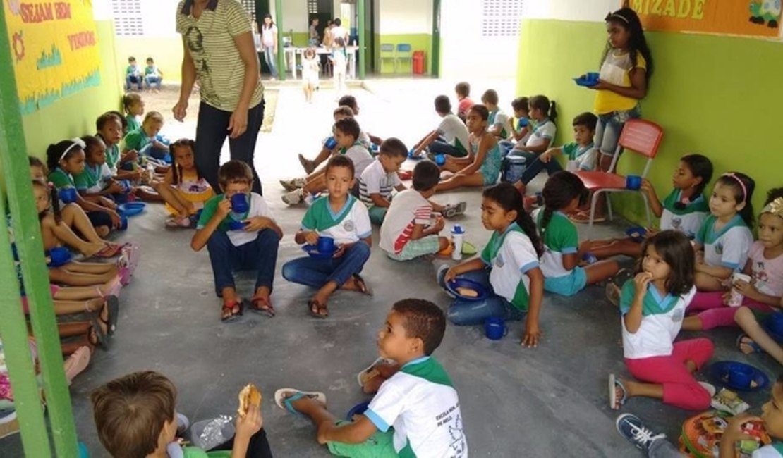 Crianças comem no chão por falta de estrutura em escola