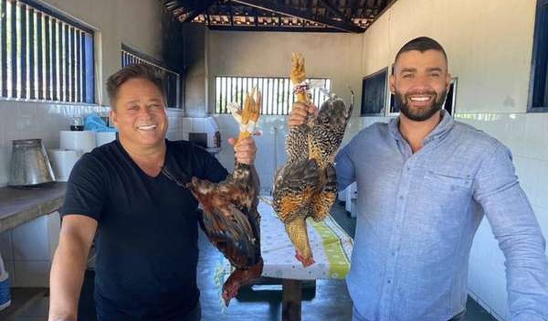 Gusttavo Lima e Leonardo são criticados por publicar foto segurando galinhas mortas