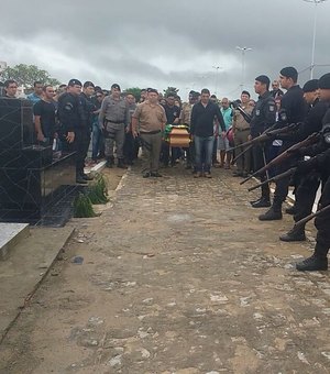 [Vídeo] Homenagens da polícia marcam sepultamento de sargento que morreu após acidente